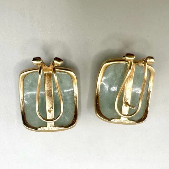 Vintage 14k Yellow Gold Green Jade Omega Back Earrings - Picture 4 of 5